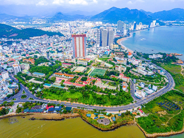 Trường ĐH Nha Trang 50 năm gắn b&oacute; Kh&aacute;nh H&ograve;a, hướng tới đại học v&ugrave;ng - Ảnh 1.