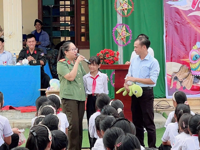 Nữ đại &uacute;y ng&agrave;y đ&ecirc;m lần theo những dấu vết số - Ảnh 2.