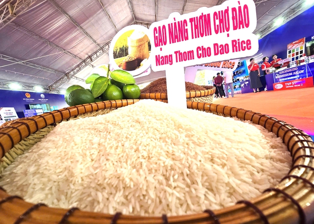 H&agrave;ng T&acirc;y Ninh ra thế giới, sức mua trong tỉnh tăng mạnh - Ảnh 2.