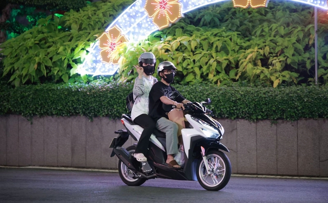 'Độc lạ Bình Dương': Đứng ở công viên chụp ảnh dạo, khách 'trả bao nhiêu cũng được'- Ảnh 3.