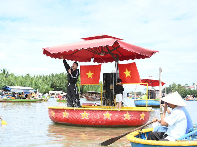 Huy R vất vả chèo thuyền thúng, hát live 'Anh thanh niên' giữa rừng dừa Bảy Mẫu - Ảnh 6.
