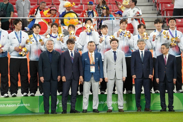Chủ tịch VFF Trần Quốc Tuấn trao HCV cho U.23 Hàn Quốc vô địch ASIAD 2026- Ảnh 3.