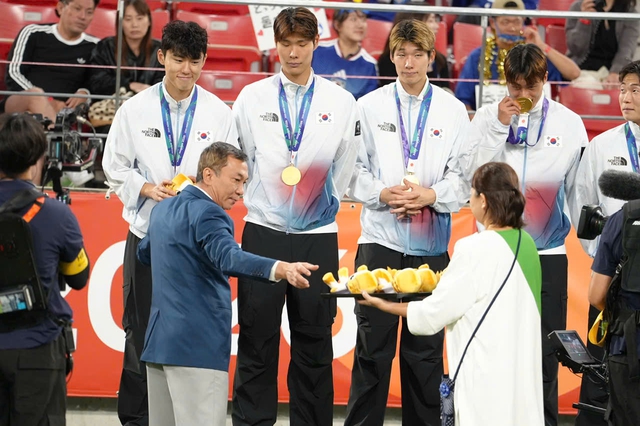 Chủ tịch VFF Trần Quốc Tuấn trao HCV cho U.23 Hàn Quốc vô địch ASIAD 2026- Ảnh 2.