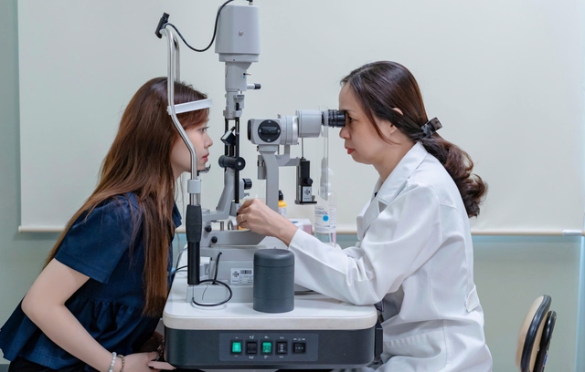 Mắt đỏ, cay r&aacute;t sau khi đi mưa: B&aacute;c sĩ chỉ c&aacute;ch xử l&yacute; tại nh&agrave; - Ảnh 2.