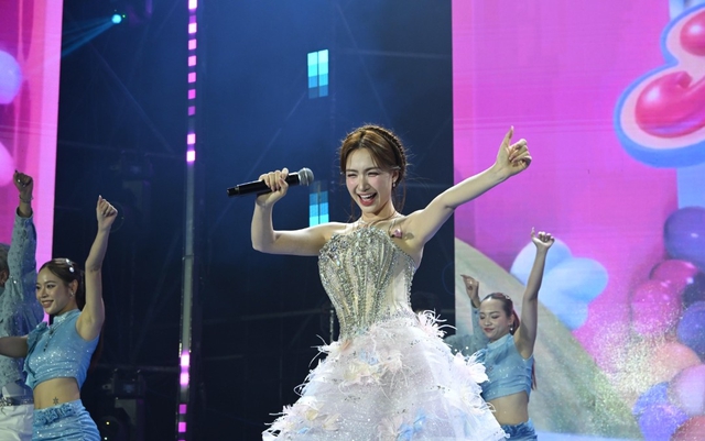 Hòa Minzy, Phan Mạnh Quỳnh khuấy động sân khấu Wefamily Awards 2026 - Ảnh 1.