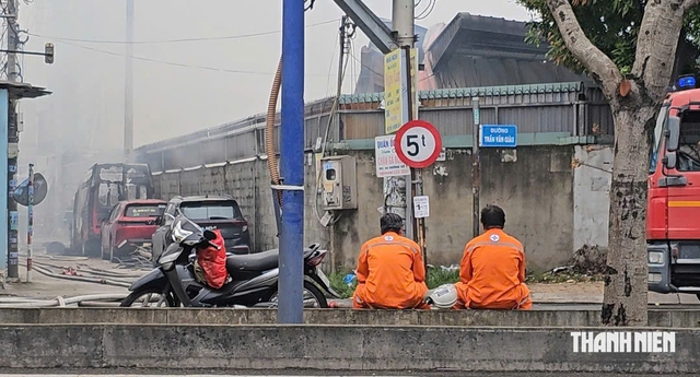 Cháy lớn công ty sản xuất ghế trên đường Trần Văn Giàu ở TP.HCM- Ảnh 1.