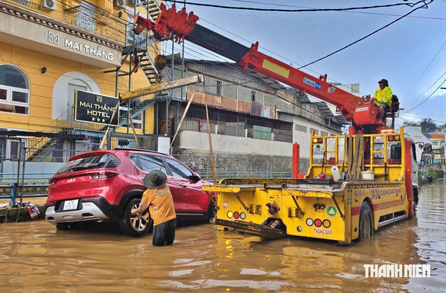 Mưa lớn ở Đà Lạt, ô tô chết máy vì nước suối dâng cao- Ảnh 1.