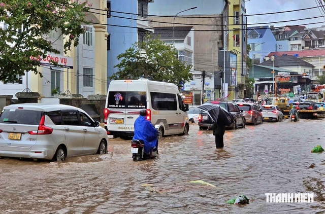 Mưa lớn ở Đà Lạt, ô tô chết máy vì nước suối dâng cao- Ảnh 2.