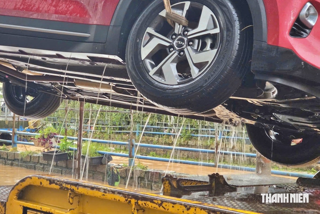 Mưa lớn ở Đà Lạt, ô tô chết máy vì nước suối dâng cao- Ảnh 7.