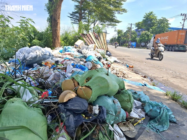 Rác thải tự phát gây ô nhiễm, mất mỹ quan đô thị- Ảnh 1.