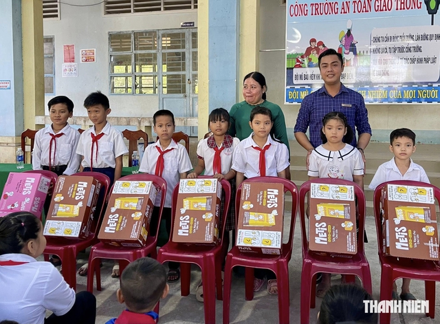 Thầy giáo dành 1/2 tiền lương tiếp sức học trò nghèo- Ảnh 1.