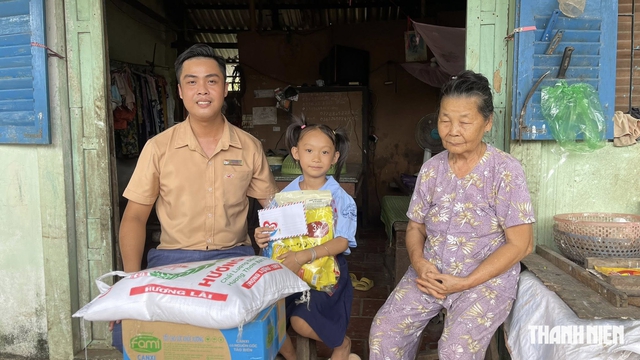 Thầy giáo dành 1/2 tiền lương tiếp sức học trò nghèo- Ảnh 2.