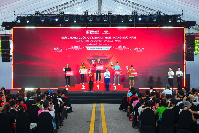 Bứt phá kỷ lục tại giải Marathon Quốc tế Hà Nội Techcombank Mùa thứ 5 - Ảnh 3.