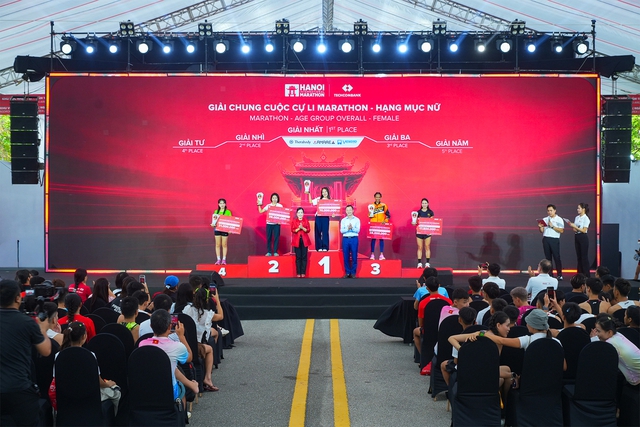 Bứt phá kỷ lục tại giải Marathon Quốc tế Hà Nội Techcombank Mùa thứ 5 - Ảnh 2.