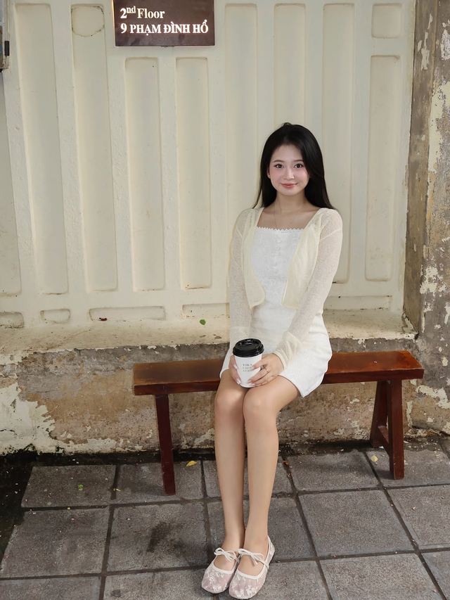 Gi&agrave;y s&aacute;ng m&agrave;u, điểm s&aacute;ng 'đắt gi&aacute;' của m&ugrave;a thu  - Ảnh 1.