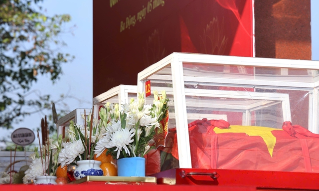 Đưa 12 hài cốt liệt sĩ về với đồng đội, đất mẹ- Ảnh 2.