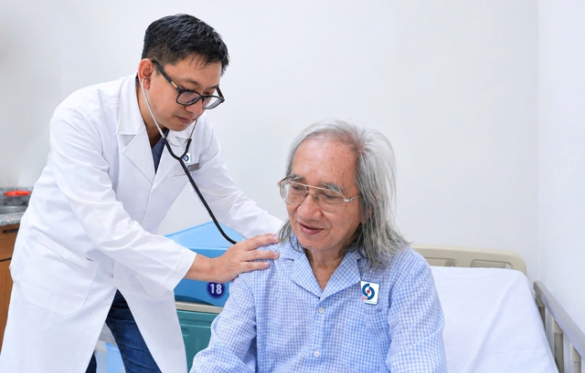 Nh&agrave; văn Nhật Chi&ecirc;u bị nhồi m&aacute;u cơ tim cấp khi dọn s&aacute;ch do nh&agrave; ngập- Ảnh 1.