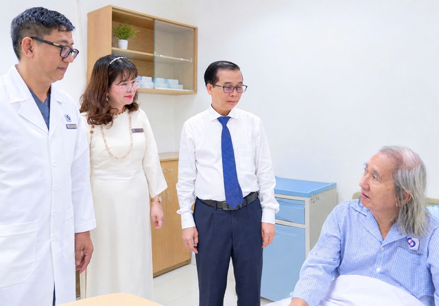 Nh&agrave; văn Nhật Chi&ecirc;u bị nhồi m&aacute;u cơ tim cấp khi dọn s&aacute;ch do nh&agrave; ngập- Ảnh 2.
