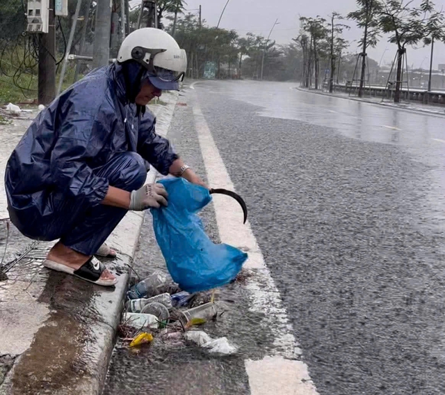 Bị nói 'đồ thần kinh', nam thanh niên vẫn dầm mưa làm điều này…- Ảnh 2.
