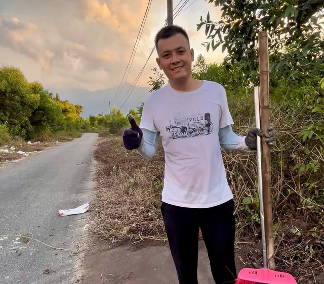 Bị nói 'đồ thần kinh', nam thanh niên vẫn dầm mưa làm điều này…- Ảnh 3.