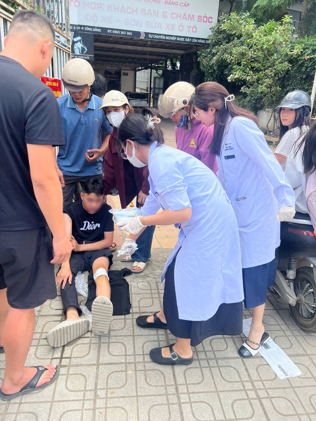 Dược sĩ 'cánh tay nối dài' hỗ trợ sơ cấp cứu người dân trong những ngày mưa lớn- Ảnh 4.