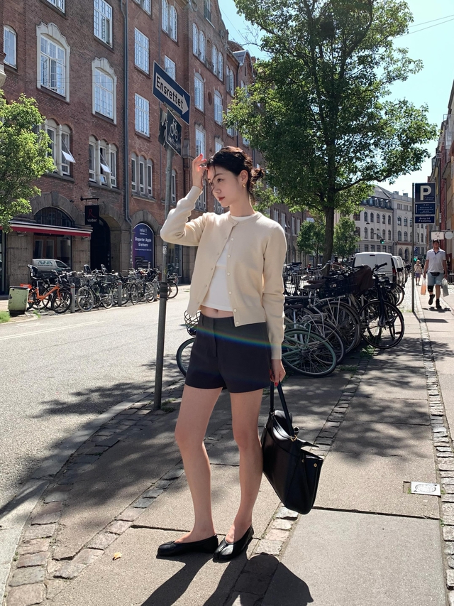 C&aacute;ch phối &aacute;o kho&aacute;c chuẩn gu s&agrave;nh điệu ng&agrave;y trở gi&oacute; - Ảnh 2.