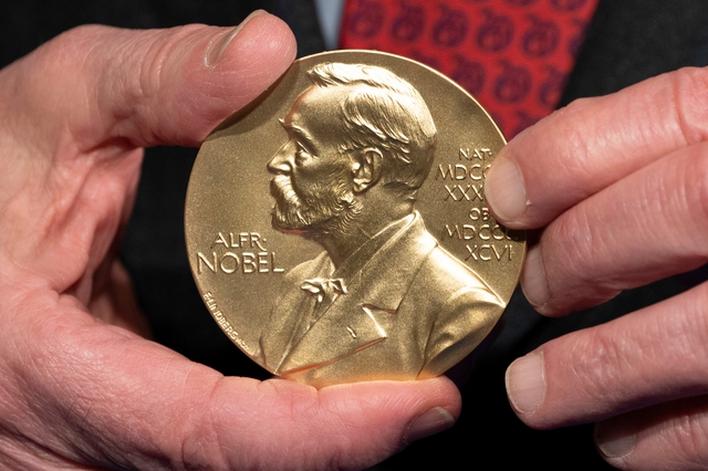Hôm nay bắt đầu công bố giải Nobel, liệu ông Trump còn cơ hội? - Ảnh 1.