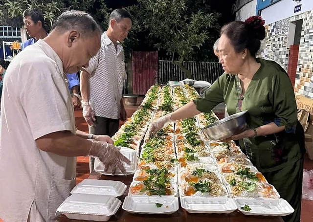 Hơn 700 hộp b&uacute;n b&igrave; chay trao tặng người kh&oacute; khăn rằm th&aacute;ng 8 - Ảnh 1.