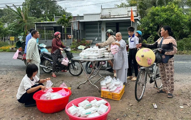 Hơn 700 hộp b&uacute;n b&igrave; chay trao tặng người kh&oacute; khăn rằm th&aacute;ng 8 - Ảnh 2.