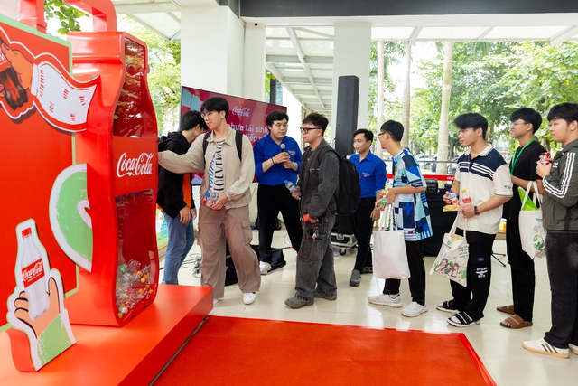 Hành trình 4 năm người trẻ hình thành thói quen thu gom và tái chế chai nhựa - Ảnh 2.