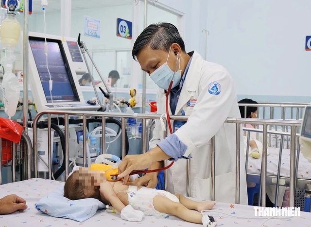 Trẻ nhập viện vì bệnh hô hấp tăng vọt, dấu hiệu phải đi cấp cứu ngay? - Ảnh 1.