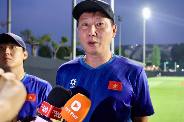 'Khẩu chiến' trước giờ G: HLV Kim Sang-sik và đối thủ Tan Cheng Hoe không ai nhường ai- Ảnh 2.