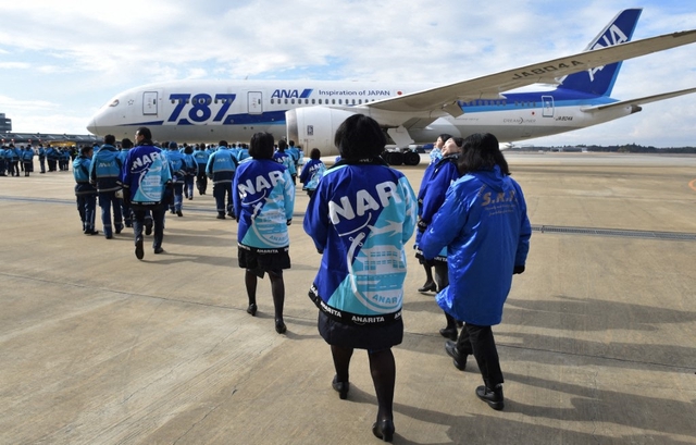 360 người c&ugrave;ng k&eacute;o chiếc m&aacute;y bay Boeing 787 nặng hơn 130 tấn - Ảnh 1.