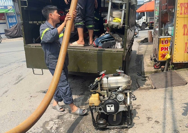 X&atilde; v&ugrave;ng ven TP.HCM đưa m&aacute;y bơm chống ngập đường C&ocirc;ng Nghệ Mới- Ảnh 2.
