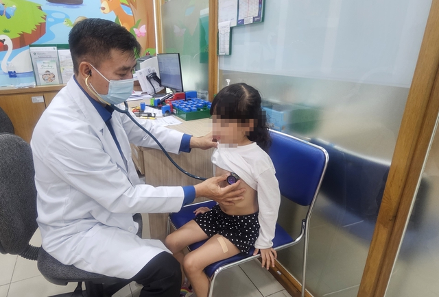 Cúm mùa ở trẻ tăng: Chăm sóc tại nhà ra sao, khi nào cần đi viện? - Ảnh 2.
