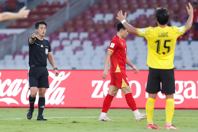 VAR từ chối phạt đền, đội tuyển Việt Nam thua sát nút Malaysia 0-1: Không thể giành HCĐ FIFA ASEAN Cup- Ảnh 4.
