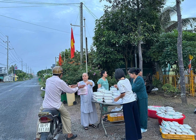 Hơn 700 hộp b&uacute;n b&igrave; chay trao tặng người kh&oacute; khăn rằm th&aacute;ng 8 - Ảnh 3.