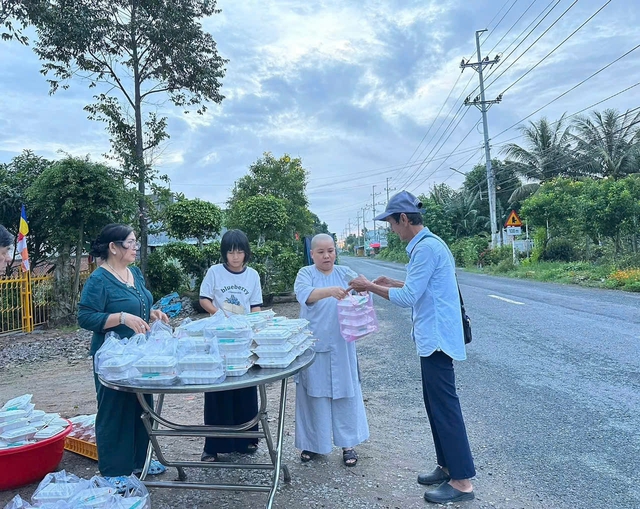 Hơn 700 hộp b&uacute;n b&igrave; chay trao tặng người kh&oacute; khăn rằm th&aacute;ng 8 - Ảnh 4.