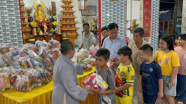 Hơn 700 hộp b&uacute;n b&igrave; chay trao tặng người kh&oacute; khăn rằm th&aacute;ng 8 - Ảnh 5.