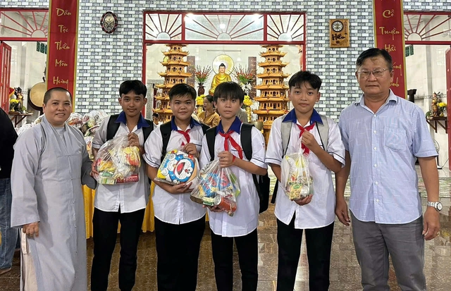 Hơn 700 hộp b&uacute;n b&igrave; chay trao tặng người kh&oacute; khăn rằm th&aacute;ng 8 - Ảnh 7.