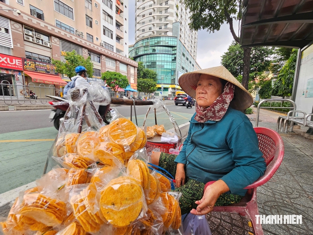 Mâm bánh tráng me và phận đời cô quạnh của cụ bà 69 tuổi - Ảnh 1.