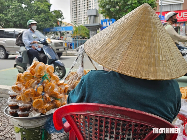 Mâm bánh tráng me và phận đời cô quạnh của cụ bà 69 tuổi - Ảnh 3.