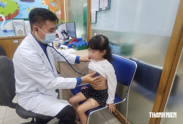 Cúm mùa ở trẻ tăng: Chăm sóc tại nhà ra sao, khi nào cần đi viện? - Ảnh 2.