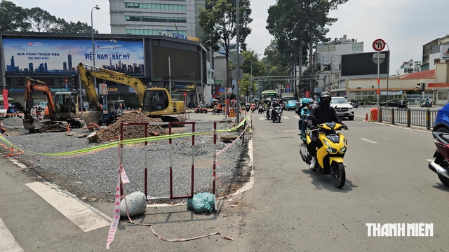 Đường Nguyễn Thị Minh Khai ở TP.HCM có đoạn thành một chiều, người dân đi thế nào? - Ảnh 4.