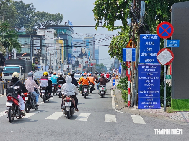 Đường Nguyễn Thị Minh Khai ở TP.HCM có đoạn thành một chiều, người dân đi thế nào? - Ảnh 3.
