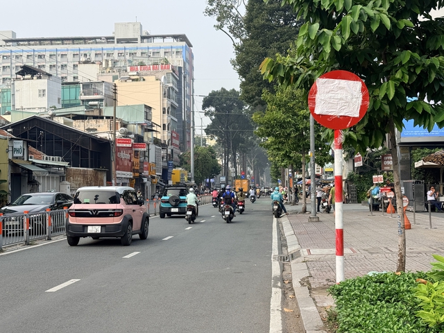 Đường Nguyễn Thị Minh Khai ở TP.HCM có đoạn thành một chiều, người dân đi thế nào? - Ảnh 2.