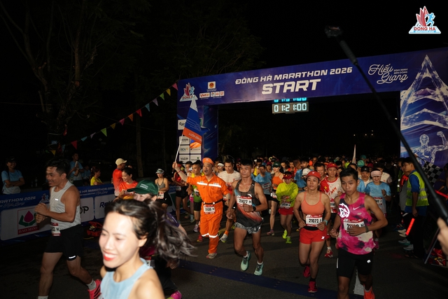 Người thợ điện chạy 21 km với lá cờ 1558 - Ảnh 1.