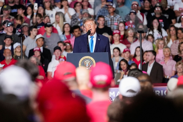 Giá xăng tăng mạnh, ông Trump đổ lỗi do Ukraine tấn công nhà máy dầu Nga - Ảnh 1.