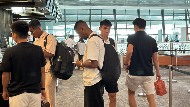 Đình Bắc, Adou Minh, Quang Vinh tạm biệt đội tuyển Việt Nam tại Indonesia: Tất bật sang Singapore đấu Shopee Cup- Ảnh 3.