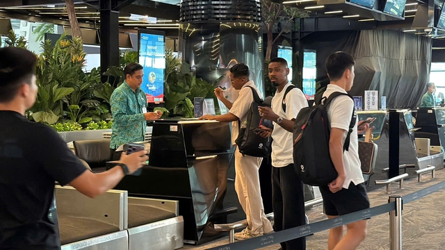 Đình Bắc, Adou Minh, Quang Vinh tạm biệt đội tuyển Việt Nam tại Indonesia: Tất bật sang Singapore đấu Shopee Cup- Ảnh 2.